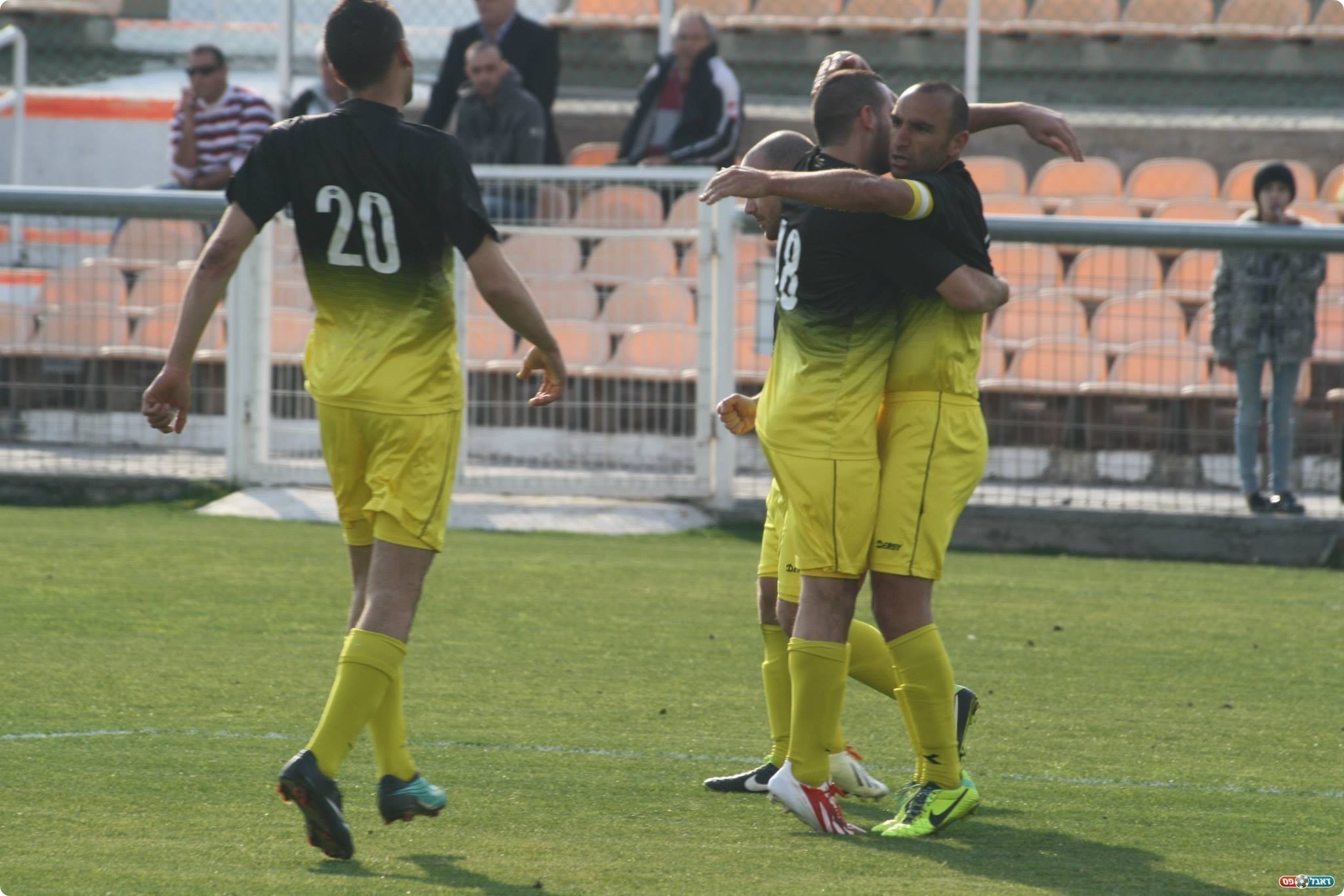 מיכה שושן חוגג את השער